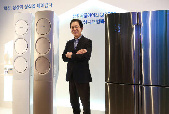 25일 서울 서초동 삼성전자 서초사옥에서 열린 '2016년형 에어컨, 냉장고 미디어데이'에서 서병삼 삼성전자 생활가전사업부장이 '무풍에어컨 Q9500'(왼쪽), '셰프컬렉션' 냉장고와 함께 포즈를 취하고 있다. 연합뉴스